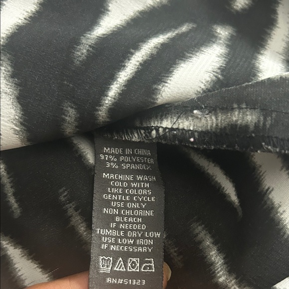 Vince Camuto Black and White Patterned Button Down Shirt - Picture 6 of 8